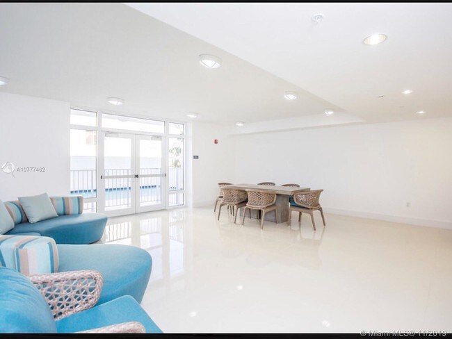 Building Photo - 2560 SW 27th St