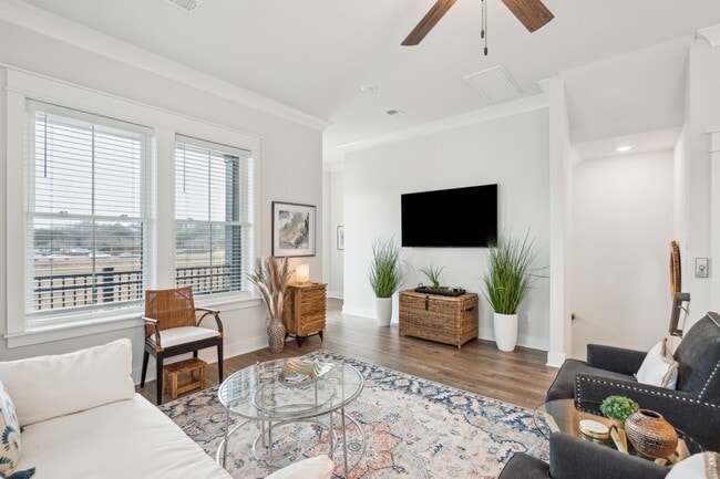 Building Photo - 2/4 Townhome in Midtown Located in Mt. Pleasant!