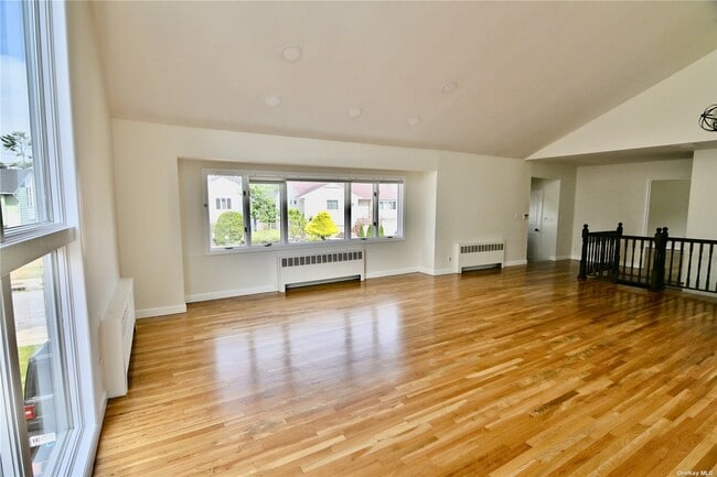 Building Photo - 881 Hewlett Dr
