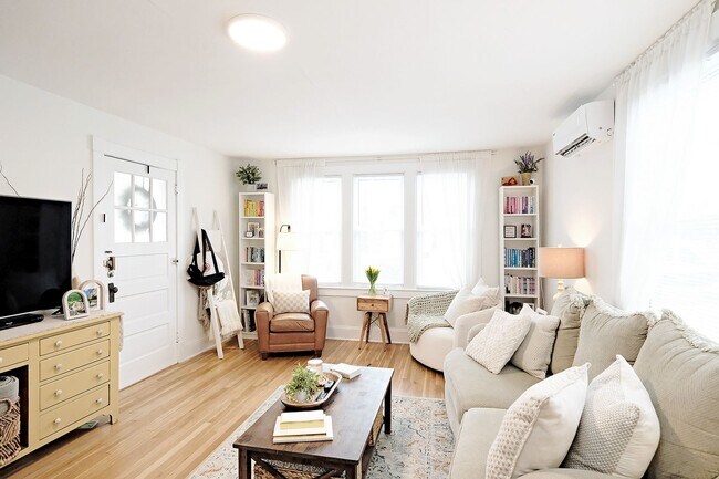 Foto del edificio - Updated Fry's Spring Apartment Near UVA