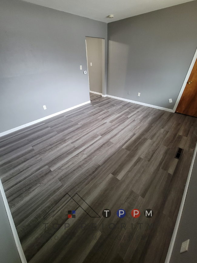 Building Photo - 1 Bedroom | 1 Bathroom Upper Unit in Water...