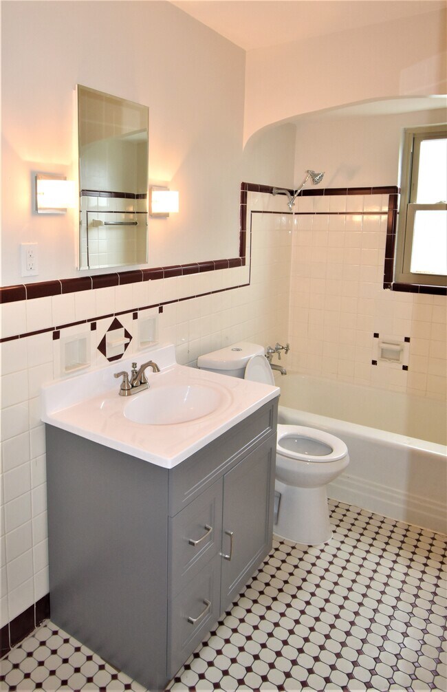 3120 Losantiville Ave Unit Apt 3, Cincinnati, OH 45213 Apartments in