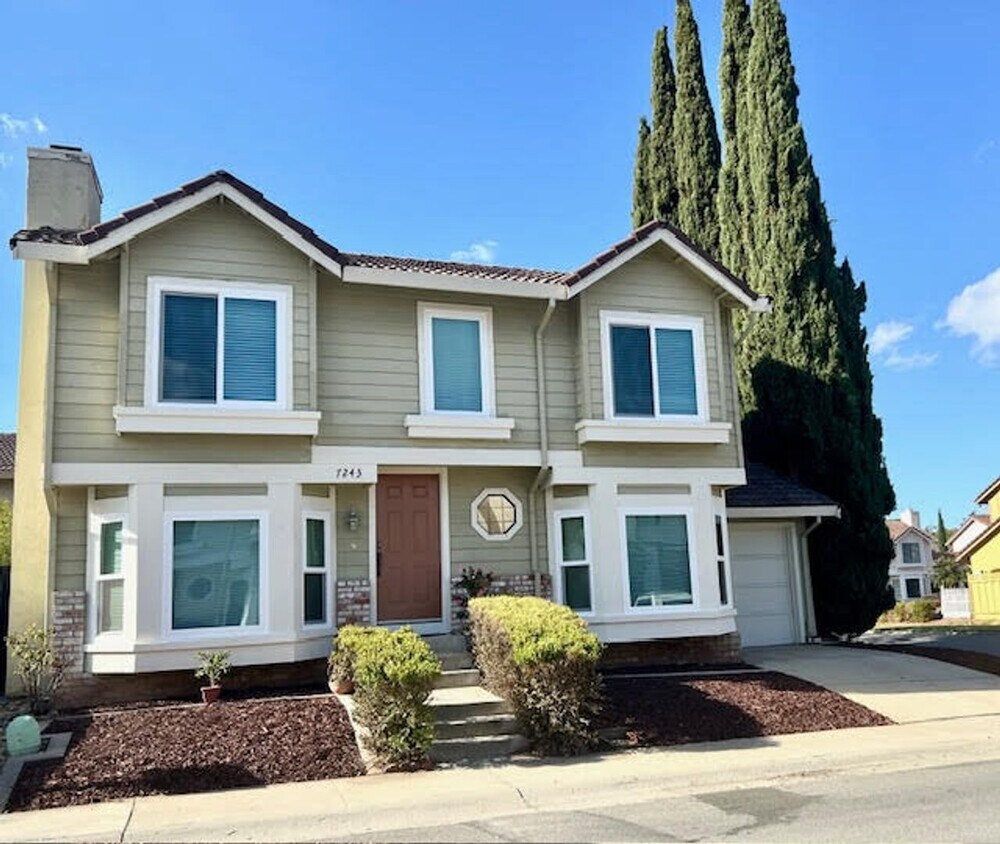 Foto principal - 4 Bedroom Almaden Home