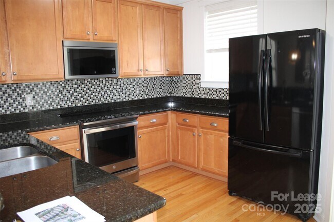 Building Photo - 541 Jetton St