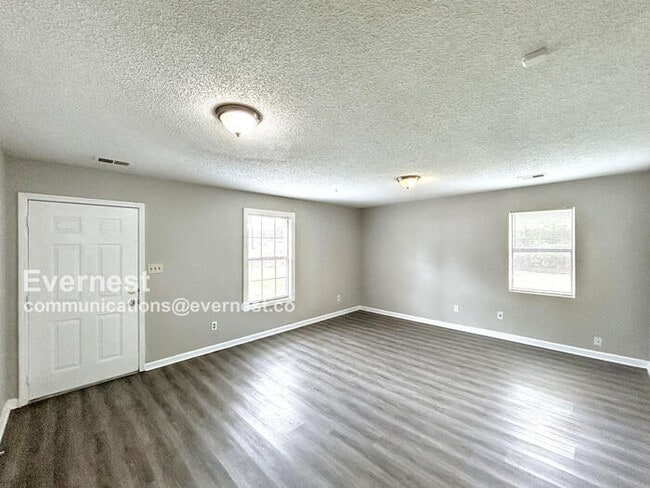 Building Photo - Spacious 3 Bed, 1 Bath Home with Fenced Yard and Off-Street Parking