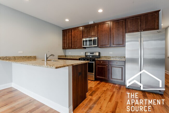 Foto del edificio - 2450 W Diversey Ave