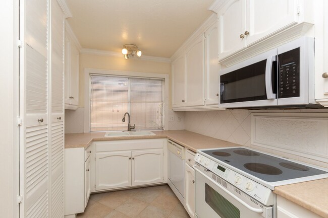 Foto del edificio - 3 bed, 2 bth, TOWNHOME in RANCHO BERNARDO