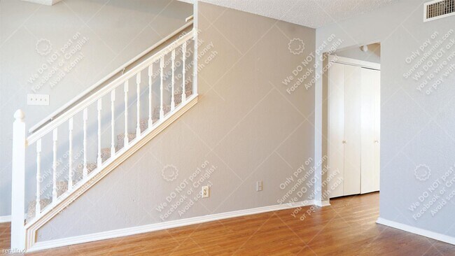 Building Photo - 2 br, 1.5 bath Townhome - 5825 Shadydell Dr