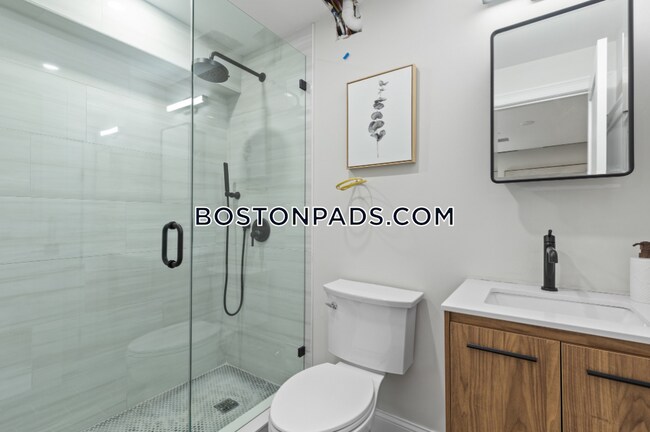 Building Photo - 166 Salem St