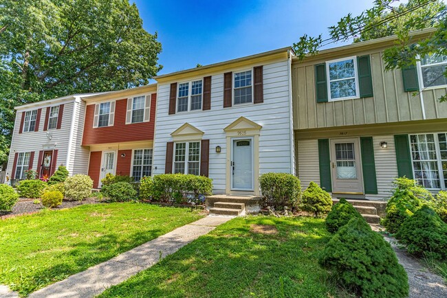 Building Photo - Lovely 3 Level Townhome