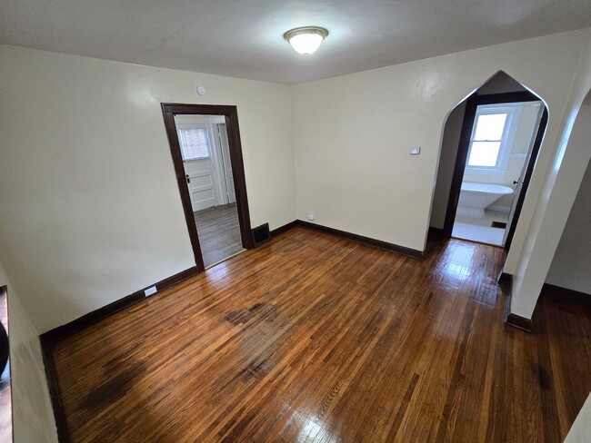 Building Photo - 2 Bedroom House