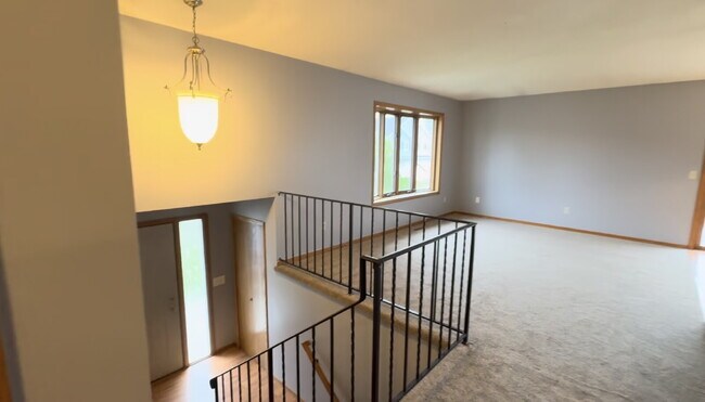 Foto del edificio - Discover Spacious Comfort in Apple Valley: Elegant 2-Bed, 2-Bath Townhouse on Endicott Way!