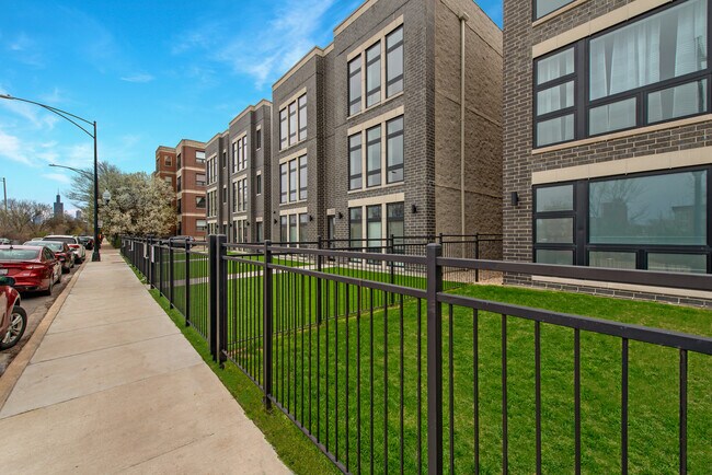 Building Photo - 2545 W Congress Pkwy