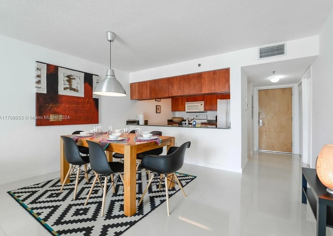 Building Photo - 1200 Brickell Bay Dr