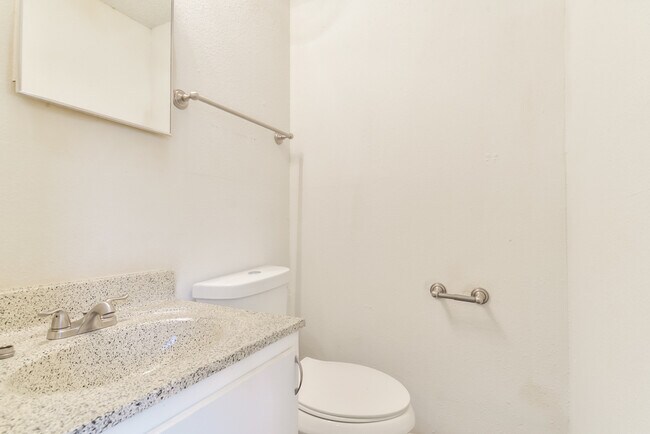 Building Photo - $999 Beautiful 3 Bed Room 1.5 Bath`Complet...