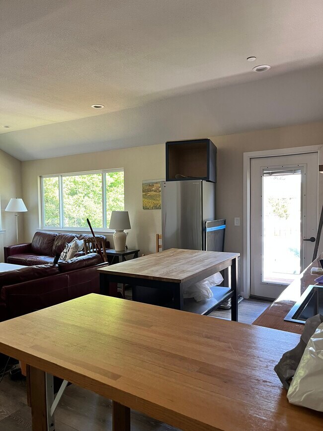 Building Photo - 906 Mustang Ct