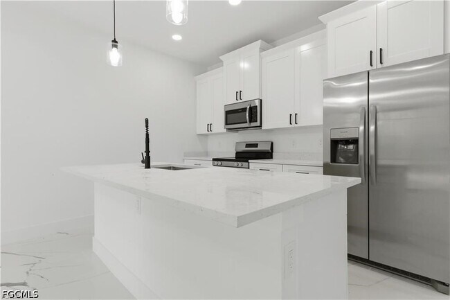 Building Photo - 4789 Golfview Blvd