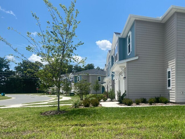 Foto del edificio - New 3/2.5 End Unit Townhouse!