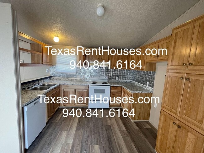 Building Photo - Bring the Pets - Fenced in Yard Included!!!! Discounted Rent Available too!!