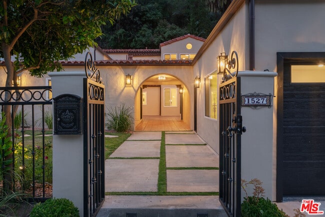Building Photo - 1527 N Beverly Dr