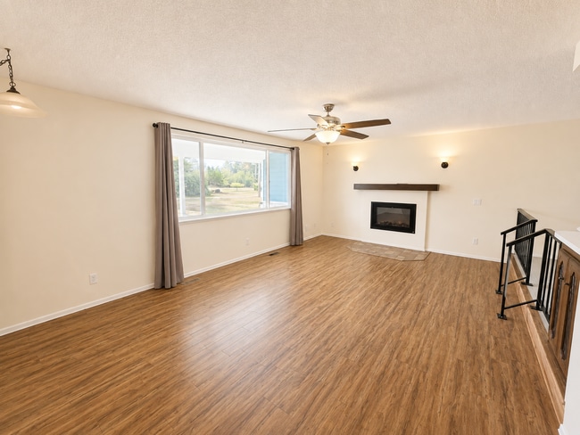 Foto del edificio - Must See 3 BED/2 Bath Rambler in Yelm Available 8/10/26! Close to JBLM!!!