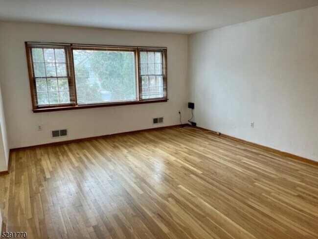 Building Photo - 48 Dunlap St