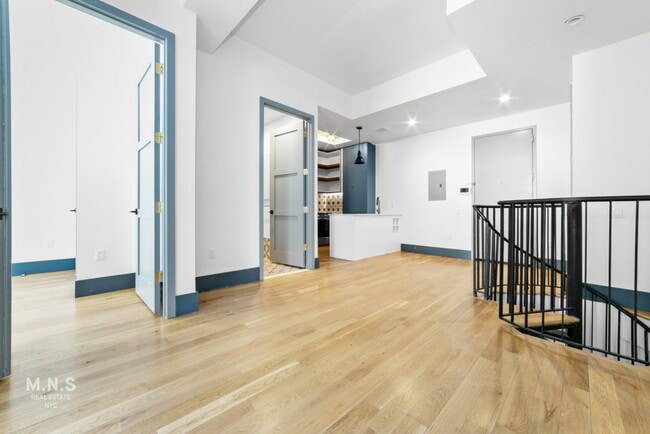 Photo - 23 Menahan St Apartment