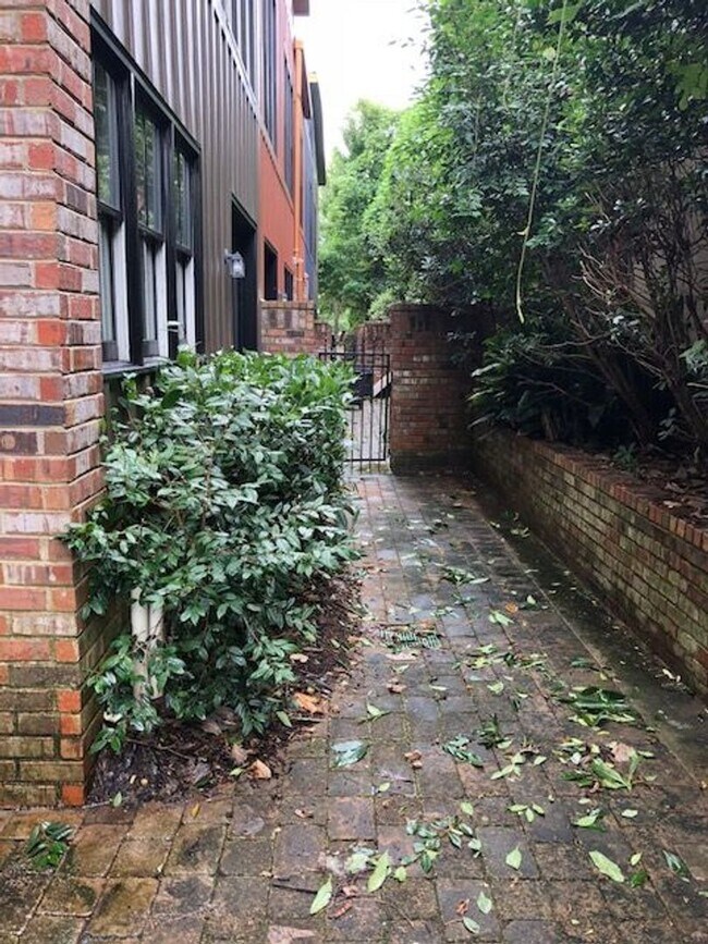 Building Photo - Urban Lofts unit! - PRE-LEASE FOR AUGUST 2026