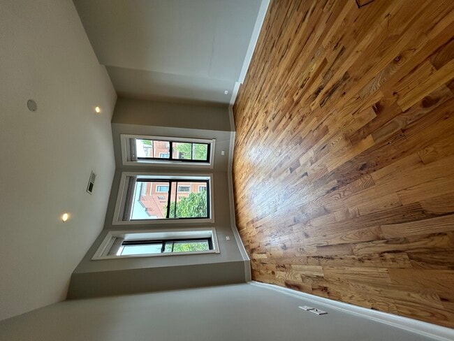 Building Photo - 751 W Buckingham Pl
