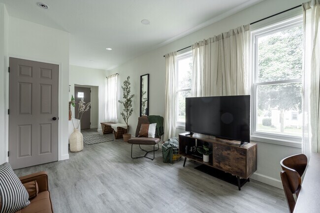 Foto del edificio - 823 E Lincoln Ave