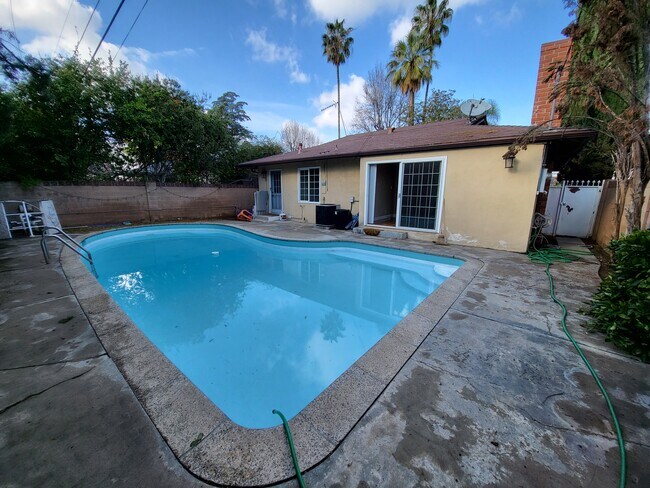Foto del edificio - 13132 Hartland St