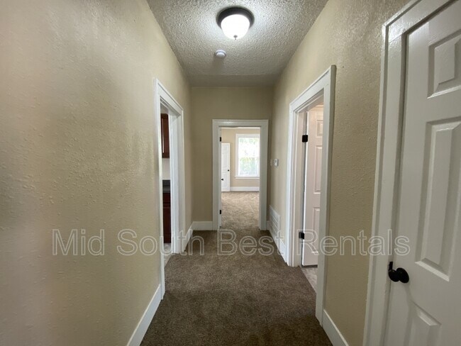 Building Photo - 1405 Hanger St