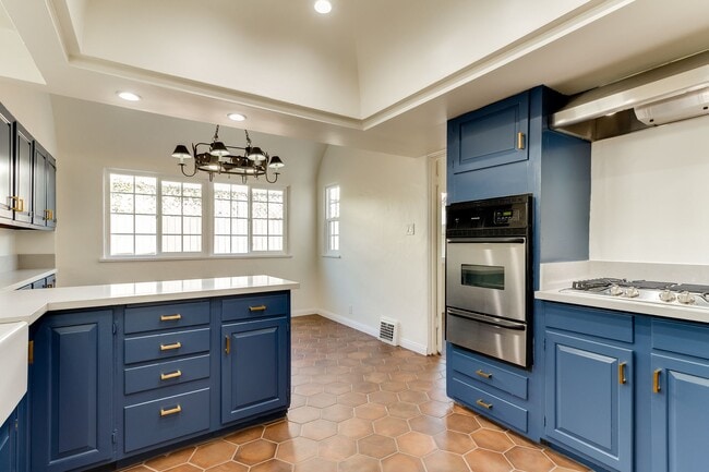 Kitchen - 337 S Clark Dr