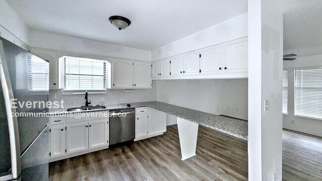 Foto del edificio - 512 SE Silver Ln