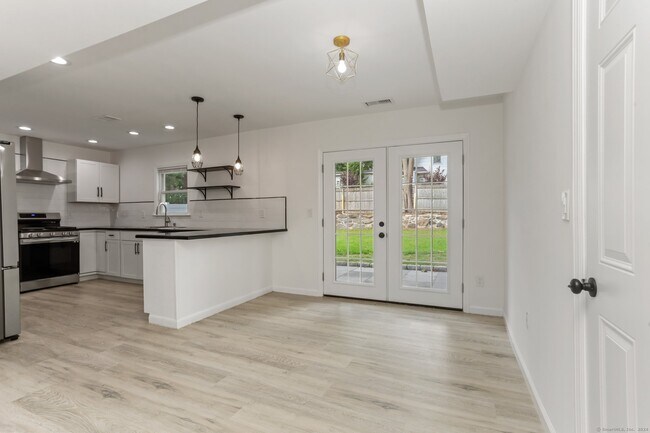 Building Photo - 4 Hearthstone Ct