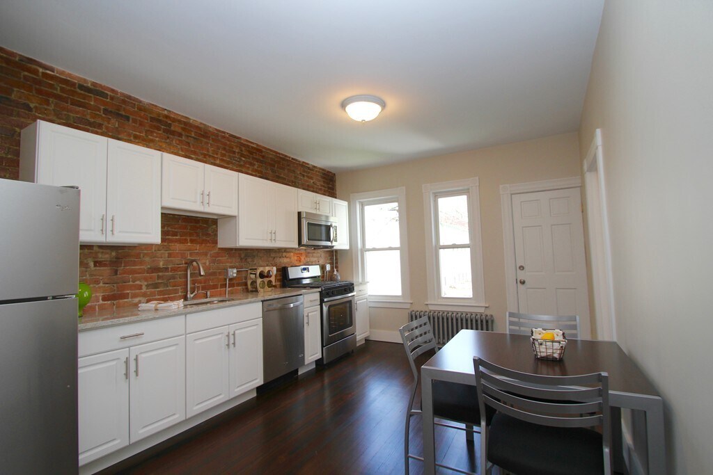 Primary Photo - 20 Tennyson St