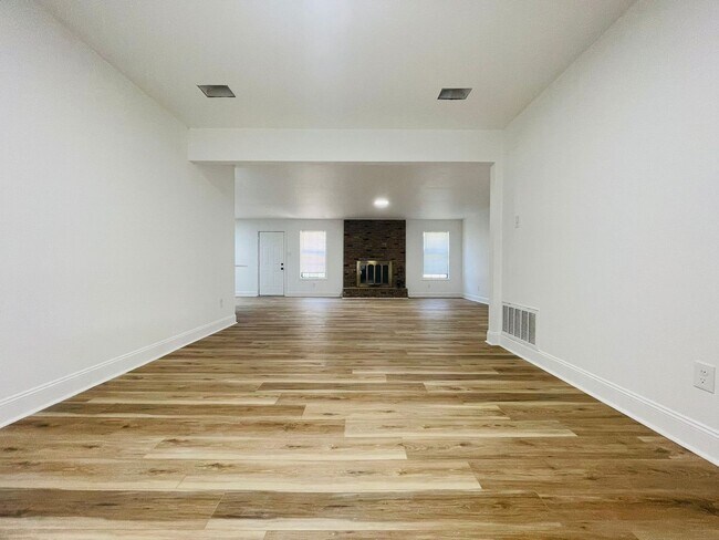 Foto del edificio - 9313 Timber Valley Rd