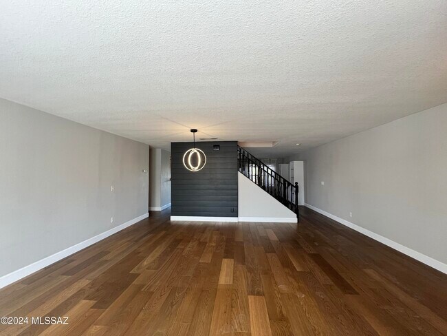 Foto del edificio - 4030 W Rocky Spring Dr