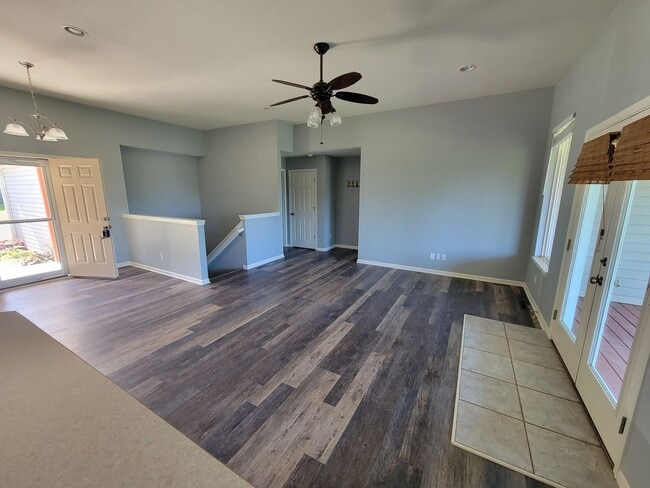 Building Photo - 5 bed/ 3 bath Single family home.