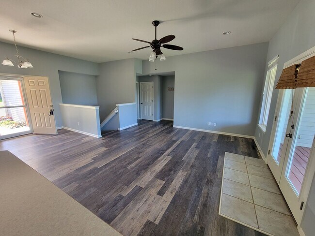 Foto del edificio - 5 bed/ 3 bath Single family home.
