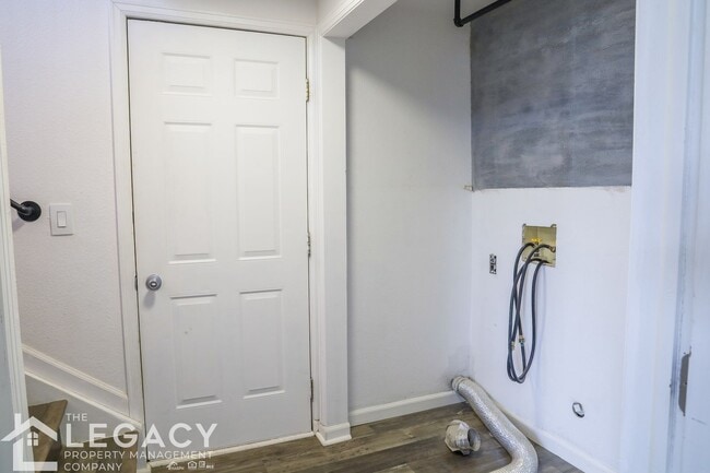 Building Photo - Updated Eastside Home