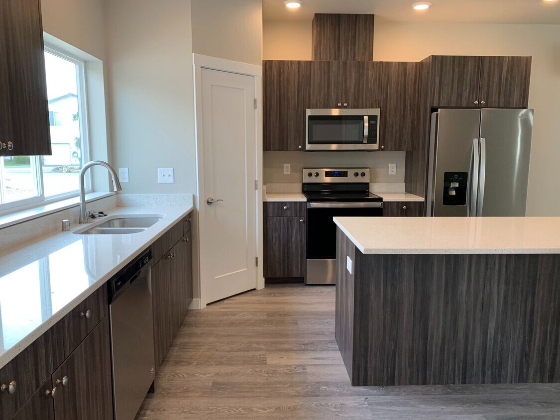 640 E St, Blaine, WA 98230 Condo for Rent in Blaine, WA