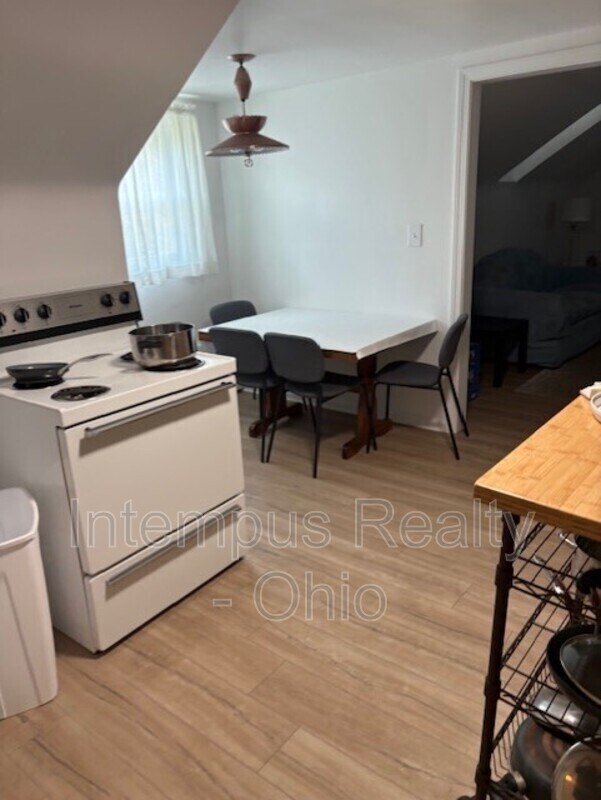 Foto del edificio - 930 Mansell Dr