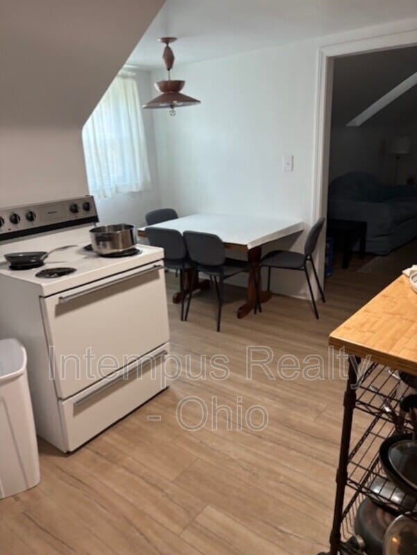 Building Photo - 930 Mansell Dr