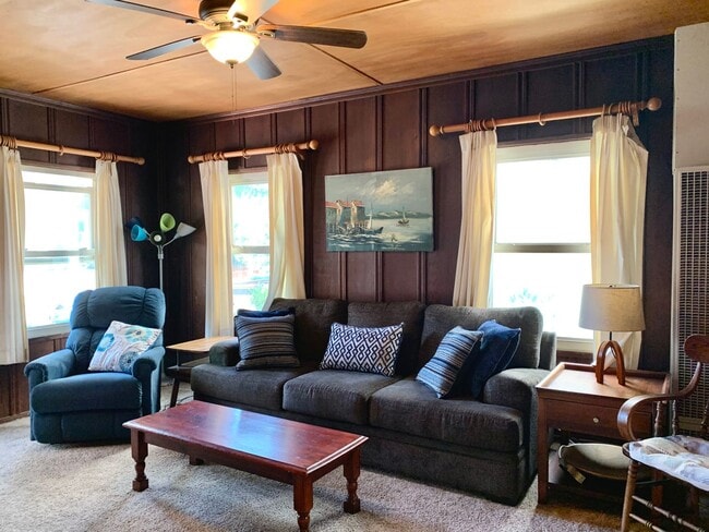 Building Photo - MISSION BEACH COTTAGE 2BD/1BA - FULLY FURN...