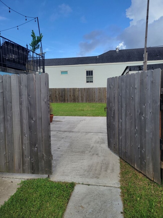 Building Photo - Spacious 3BD/2.5BA Uptown on Marengo St w/ Huge Backyard