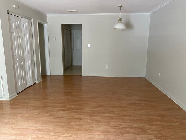 Building Photo - Cute 2/2 on Whitehall Road Available NOW!