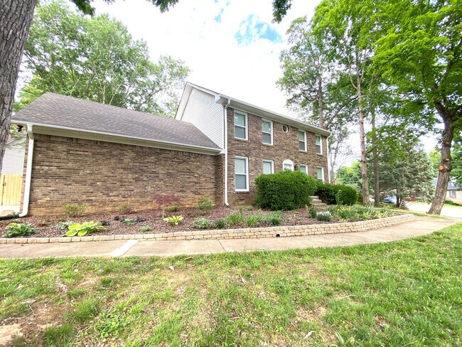 Foto del edificio - 1103 Rosebrook Dr