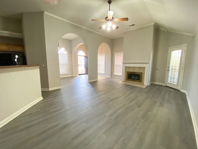 Building Photo - 3 Bedroom, 2 Bathroom Near Berry Hill & Hw...