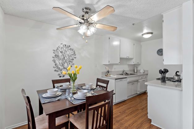 Las modernas y luminosas comedor y la cocina en Ridgeview Apartment con pisos de tablones de madera - The Ridgeview